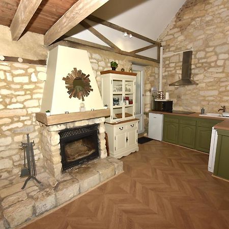 Maisonnette Du Bonheur - Vue Campagne - Baignoire Balneo 32 Jets - Lits Queen Size Vadencourt  Exterior photo