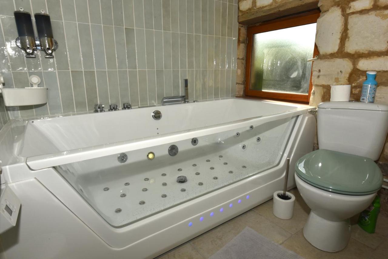 Maisonnette Du Bonheur - Vue Campagne - Baignoire Balneo 32 Jets - Lits Queen Size Vadencourt  Exterior photo