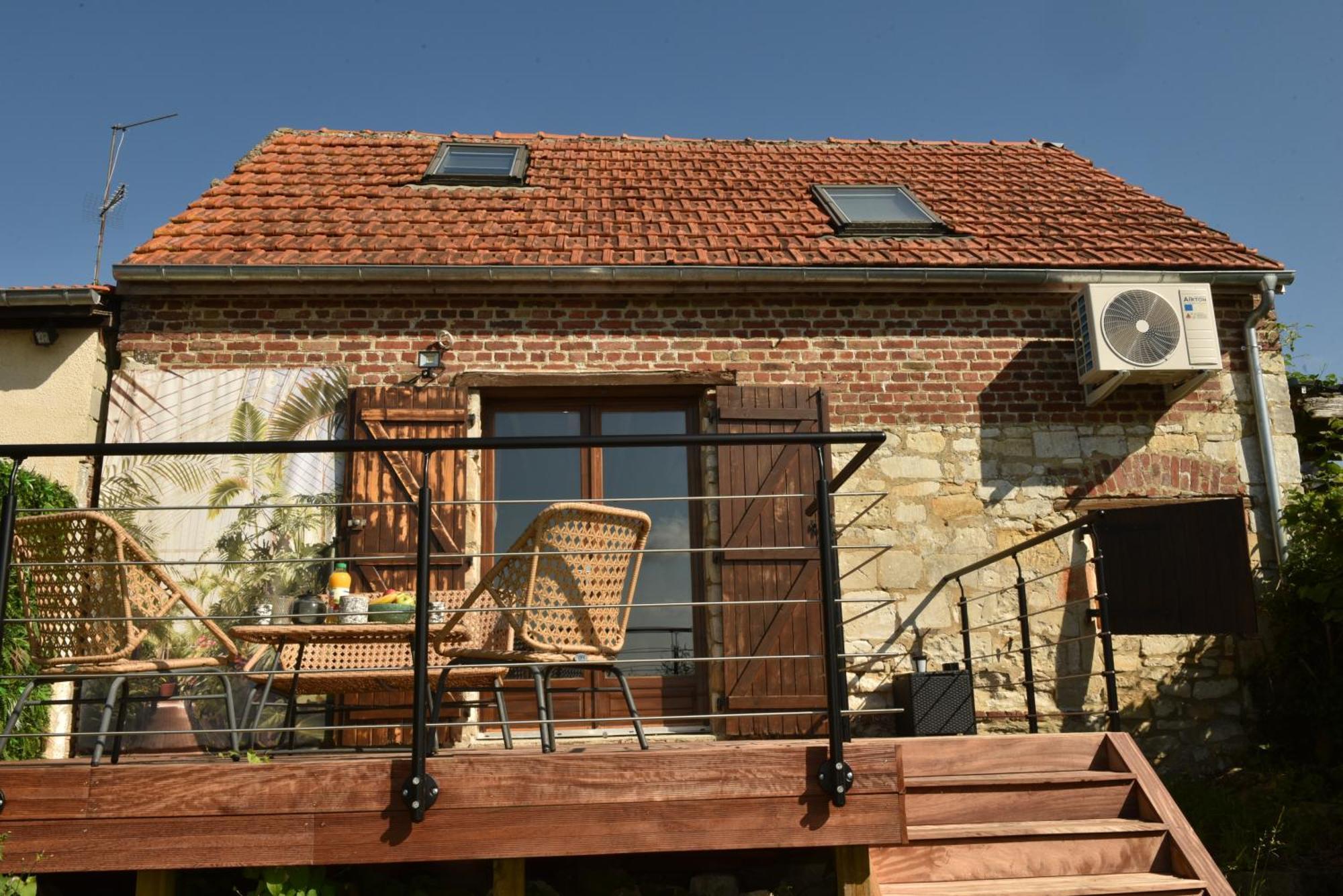 Maisonnette Du Bonheur - Vue Campagne - Baignoire Balneo 32 Jets - Lits Queen Size Vadencourt  Exterior photo